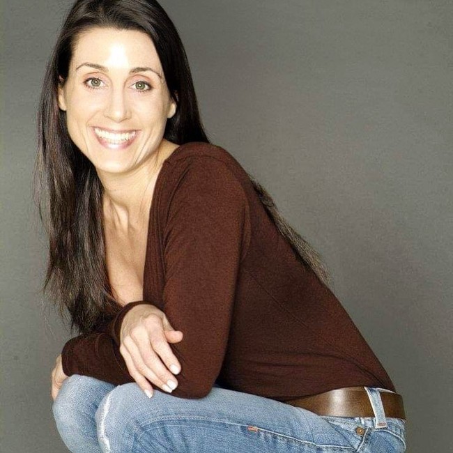 Alana ZabelWanita lain yang juga pernah dikirimi pesan genit oleh Adam Levine adalah Alana Zabel. Berbeda dengan yang lain, Alana mengaku bernasib naas karena perlakuan Adam. Setelah membuatnya putus dari pacar, Alana juga dipecat sebagai guru yoga oleh ayah dua anak tersebut.Foto: Instagram @aziamyoga