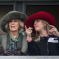 Dalam wawancara dengan Good Morning Britain, Tom Parker Bowles juga mengatakan bahwa dirinya tidak merasa bagian dari keluarga Kerajaan Inggris. “Ibu kami menikah, dia menjadi bagian dari itu. Kami hanya anak-anak biasa, kami berada di sisi yang lain,” kata Tom. Foto: Getty Images