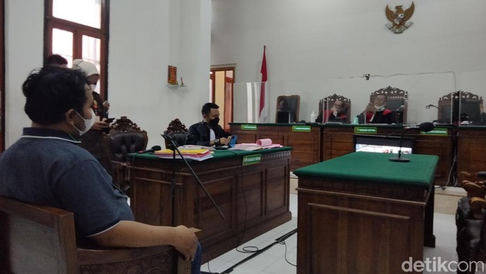 Andrean pemilik rental yang menjadi korban penggelapan memberi keterangan di PN Surabaya