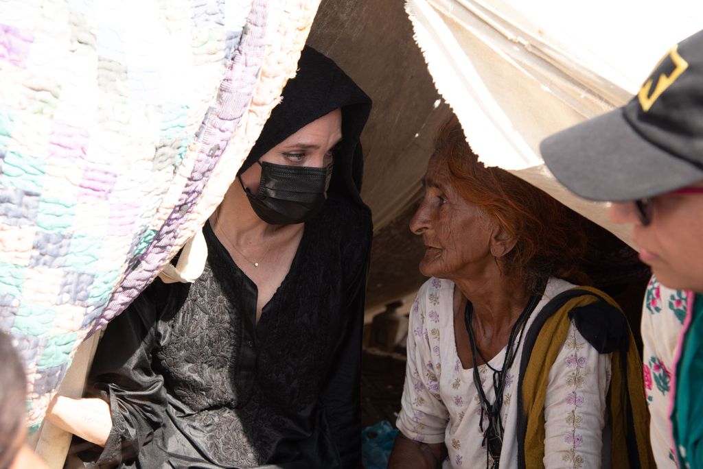 Angelina Jolie saat mengunjungi korban banjir di Pakistan.