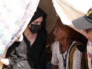 Angelina Jolie Berkerudung Blusukan di Pakistan