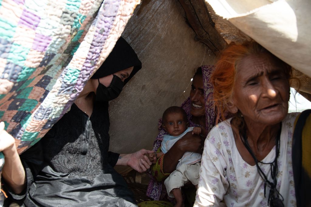 Angelina Jolie saat mengunjungi korban banjir di Pakistan.