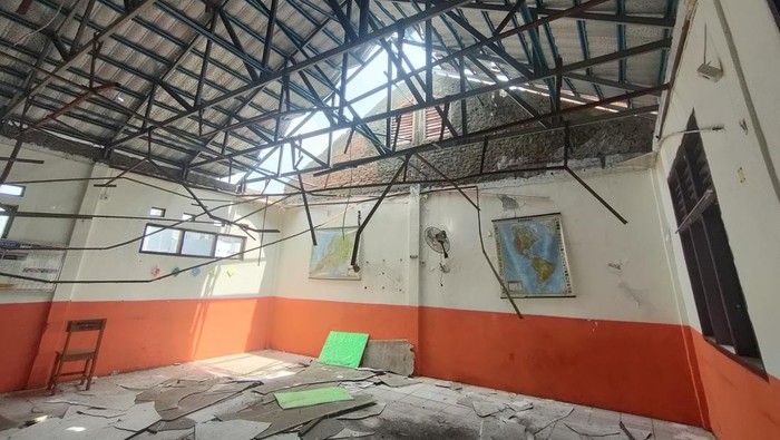 Atap dua kelas di SDN Pancoranmas 3 Depok rusak dan belum diperbaiki hingga saat ini. Terhitung sudah 5 bulan kerusakan ini terjadi.