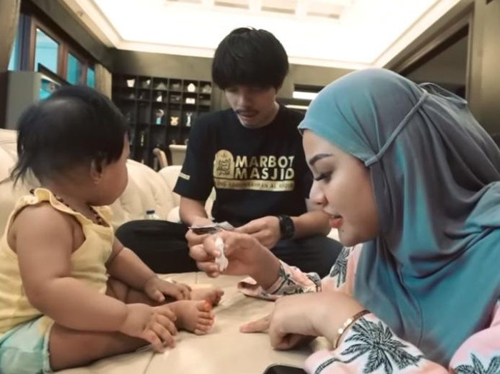 Ameena anak Aurel Hermansyah dan Atta Hermansyah jempol kakinya robek.