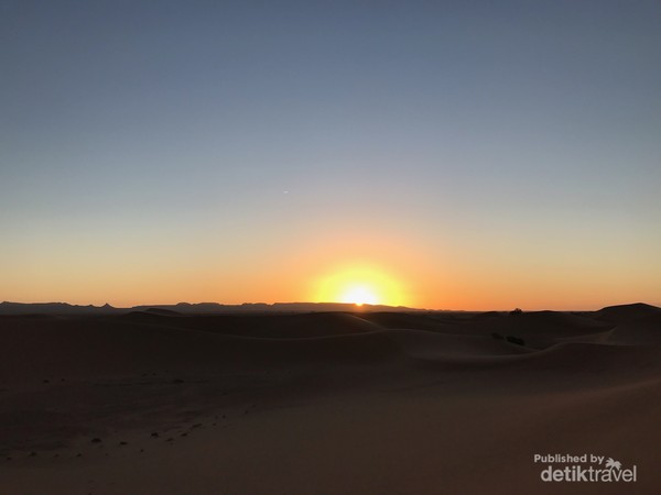 Indahnya saat menyaksikan matahari terbit di Gurun Sahara.