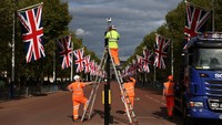 Petugas kembali menyalakan lampu lalu lintas, setelah sempat dipadamkan saat prosesi pemakaman Ratu Elizabeth II.
