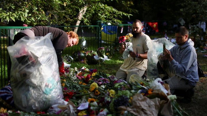 Bersih-bersih Usai Prosesi Pemakaman Ratu Elizabeth II Workers unload a van outside Westminster Abbey, following the funeral of Britain's Queen Elizabeth, in London, Britain September 20, 2022. REUTERS/Tom Nicholson