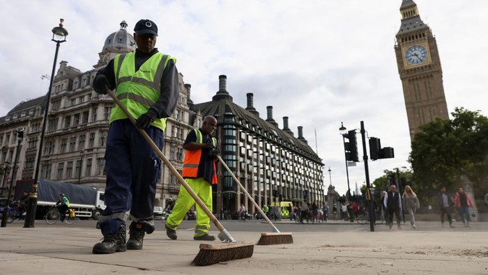 Bersih-bersih Usai Prosesi Pemakaman Ratu Elizabeth II Workers unload a van outside Westminster Abbey, following the funeral of Britain's Queen Elizabeth, in London, Britain September 20, 2022. REUTERS/Tom Nicholson
