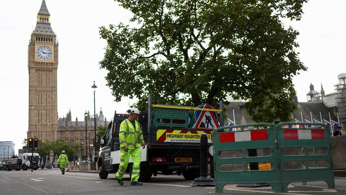 Workers unload a van outside Westminster Abbey, following the funeral of Britain's Queen Elizabeth, in London, Britain September 20, 2022. REUTERS/Tom Nicholson