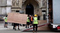 Pekerja menurunkan sebuah van di luar Westminster Abbey, setelah pemakaman sang ratu Inggris.