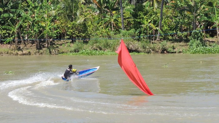 Nelayan di Kabupaten Bone, Sulawesi Selatan (Sulsel) menggelar pesta rakyat yang dikemas dalam lomba balap perahu.
