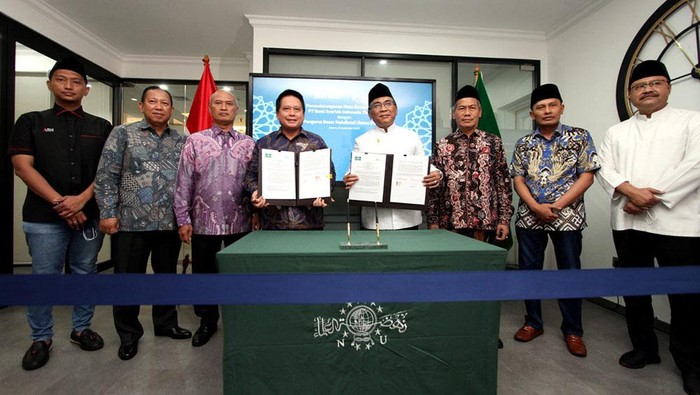 BSI & PBNU Bersinergi Jajaki Bangun Islamic Ecosystem Komisaris Independen BSI Arif Rosyid Hasan, Direktur Wholesale Transaction Banking BSI Zaidan Novari, Direktur Retail Baking BSI Ngatari, Direktur Urama BSI Hery Gunardi, Ketua Umum PBNU KH Yahya Cholil Staquf, Katib 'Aam PBNU KH Ahmad Said Asrori, Bendahara PBNU H. Gudfan Arif Ghofur, dan Sekretaris Jendral PBNU, Drs. H. Saifullah Yusuf dalam acara penandatanganan nota kesepahaman antara PBNU dengan BSI di Kantor Pusat PBNU di Jakarta (21/09).
