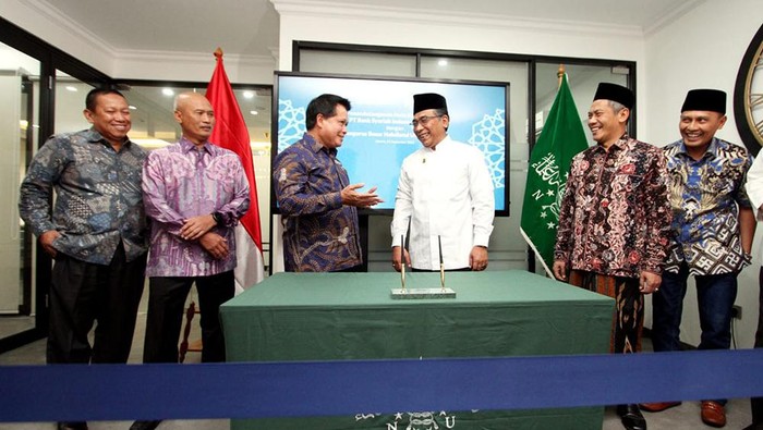 Komisaris Independen BSI Arif Rosyid Hasan, Direktur Wholesale Transaction Banking BSI Zaidan Novari, Direktur Retail Baking BSI Ngatari, Direktur Urama BSI Hery Gunardi, Ketua Umum PBNU KH Yahya Cholil Staquf, Katib 'Aam PBNU KH Ahmad Said Asrori, Bendahara PBNU H. Gudfan Arif Ghofur, dan Sekretaris Jendral PBNU, Drs. H. Saifullah Yusuf dalam acara penandatanganan nota kesepahaman antara PBNU dengan BSI di Kantor Pusat PBNU di Jakarta (21/09).