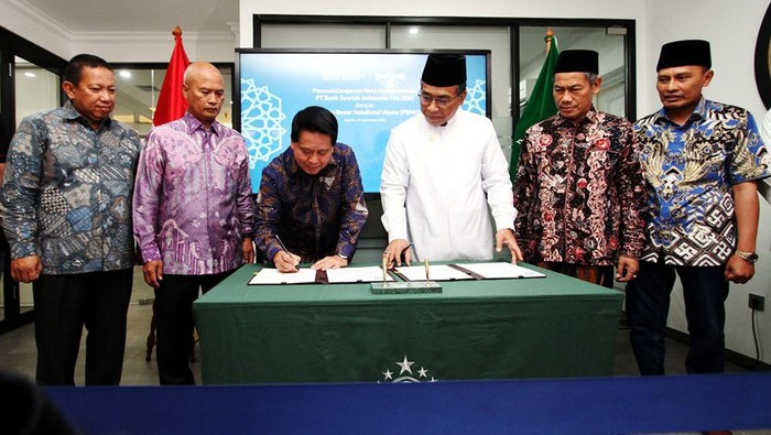 BSI & PBNU Bersinergi Jajaki Bangun Islamic Ecosystem Komisaris Independen BSI Arif Rosyid Hasan, Direktur Wholesale Transaction Banking BSI Zaidan Novari, Direktur Retail Baking BSI Ngatari, Direktur Urama BSI Hery Gunardi, Ketua Umum PBNU KH Yahya Cholil Staquf, Katib 'Aam PBNU KH Ahmad Said Asrori, Bendahara PBNU H. Gudfan Arif Ghofur, dan Sekretaris Jendral PBNU, Drs. H. Saifullah Yusuf dalam acara penandatanganan nota kesepahaman antara PBNU dengan BSI di Kantor Pusat PBNU di Jakarta (21/09).