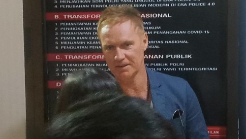 Bule Australia Paul La Fontaine yang melaporkan mantan istrinya AV atas kasus perebutan hak asuh anak, saat proses mediasi di Polres Badung, Rabu (21/9/2022).