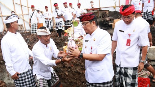 Bupati Tabanan Komang Gede Sanjaya melaksanakan upacara ngeruak dan mulang dasar di Bundaran Kediri atau lokasi pembangunan patung Wisnu Murti, Tabanan, Bali, Rabu (21/9/2022).