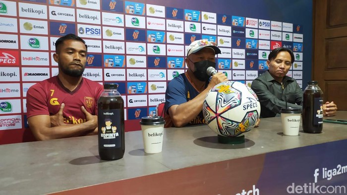 Coach Fakhri Husaini saat sesi jumpa pers