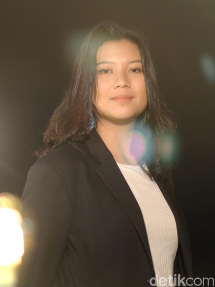 Danilla: Imajinasi Senja dan Kopi