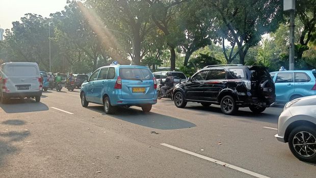Demo di depan Balai Kota DKI Jakarta telah bubar. Jalan Medan Merdeka Selatan kembali dibuka.