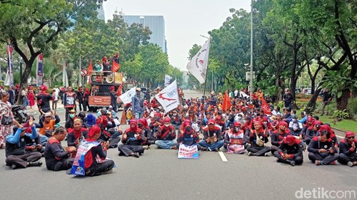 Demo di depan Balai Kota Jakarta.