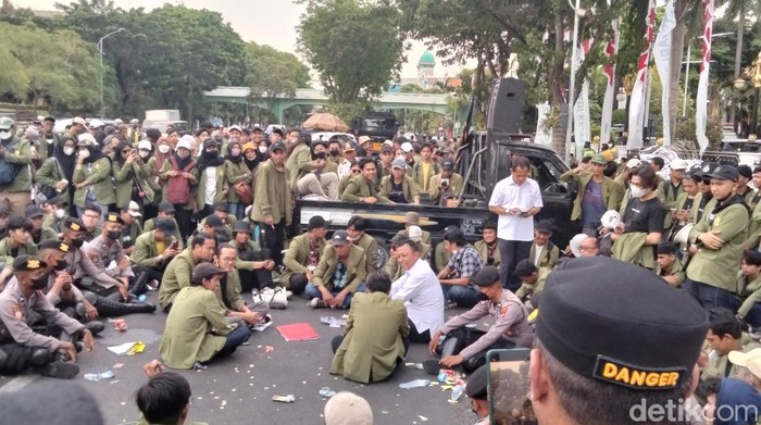 demo mahasiswa upn jatim di kantor gubernur jatim