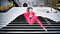 Di Korea Selatan ada tangga dengan lukisan seorang wanita yang mengenakan pakaian tradisionalnya.