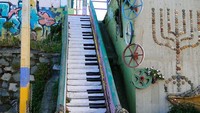 Sama seperti di Turki, Chile juga memiliki tangga berlukiskan piano. Selain itu terdapat pula beragam pernak-pernik unik di dinding sebelahnya.