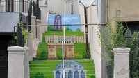 Di jalan Xenofon, Bucharest, Romania, ada tangga yang dilukis dengan beragam monumen ikonik.