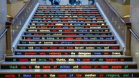 Beberapa kalimat terpampang di anak tangga di Art Institute of Chicago, Chicago, Amerika Serikat.