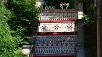 Tangga Rokoczi berlokasi di Targu Mures, Romania. Di tangga ini terhampar lukisan seperti batik.