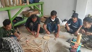 Keren! Penyandang Disabilitas di Bandung Bikin Kerajinan dari Bambu