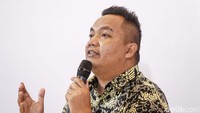 Pembicara diskusi memberikan pemaparan terkait pemberdayaan swadaya petani sawit.