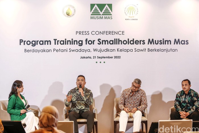 Diskusi Pemberdayaan Swadaya Petani Sawit Diskusi dengan tema Berdayakan Petani Swadaya, Wujudkan Kelapa Sawit Berkelanjutan berlangsung di Jakarta, Rabu (21/9/2022). Pelatihan ini menggunakan kurikulum komprehensif yang mencerminkan Prinsip & Kriteria (P&C) dari RSPO untuk membantu petani memperkecil kesenjangan antara kebiasaan bertani mereka dengan standar praktik yang menjadi syarat sertifikasi RSPO. Petani yang bersertifikat RSPO memiliki akses ke rantai pasokan minyak sawit berkelanjutan dan pasar premium secara global.