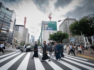 Enea Bastianini Antusias Banget Jalan-jalan Pakai Kimono di Tokyo