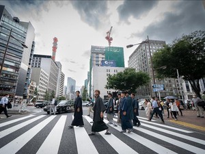 Enea Bastianini Antusias Banget Jalan-jalan Pakai Kimono di Tokyo