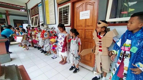 Fashion Show Busana Barang Bekas