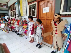 Keren! Anak-anak SD di Jembrana Fashion Show Busana dari Sampah