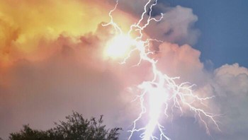 Badai petir di New Braunfels, Texas. Foto: Reddit via Boredpanda