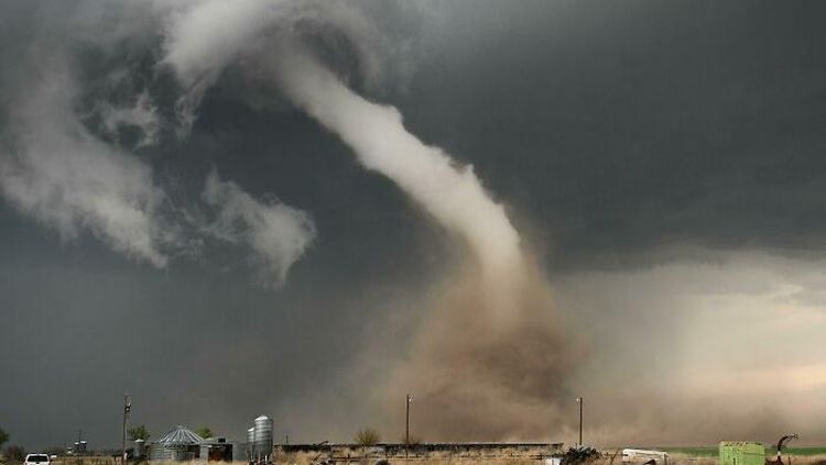 Foto Badai yang Menakutkan Sekaligus Menakjubkan