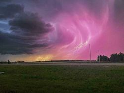 Foto Badai yang Menakutkan Sekaligus Menakjubkan