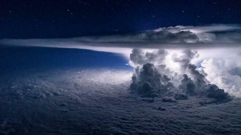 Seorang Pilot menangkap badai petir dari ketinggian 37.000 kaki Foto: Boredpanda 