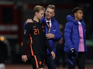 Van Gaal Soroti Menit Bermain De Jong di Barcelona