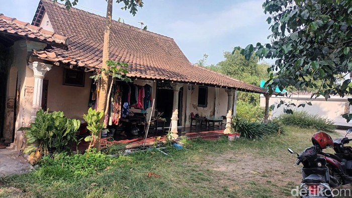 Rumah Sri Surantini, di Dukuh Klinggen, Desa Guwokajen, Kecamatan Sawit, Kabupaten Boyolali masih berdiri tegak.