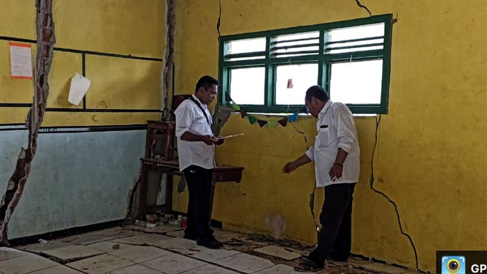 Gedung Madrasah Sukabumi retak