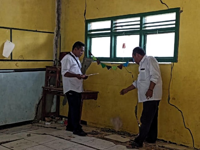 Gedung Madrasah Sukabumi retak