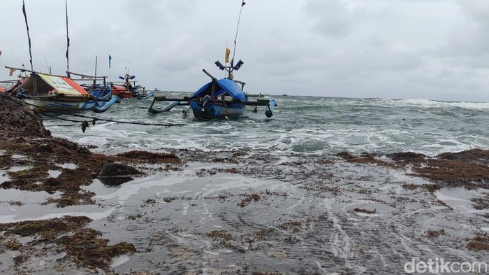 Gelombang tinggi di pantai selatan Cianjur.
