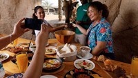  Menu makanan yang ditawarkan di sini cukup beragam. Ada hidangan khas Arab sampai hidangan internasional. Foto: Pool/Site
