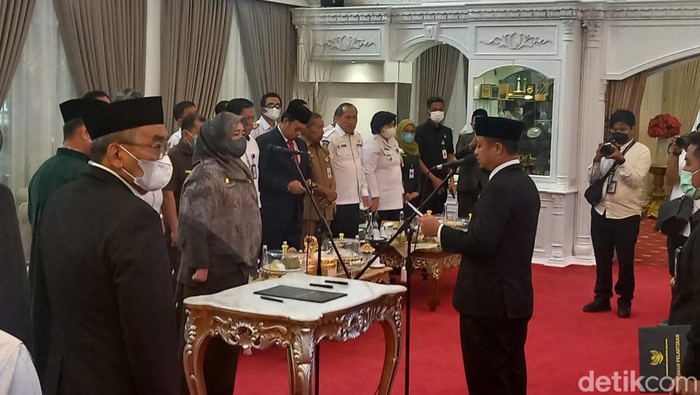 Gubernur Sulsel Andi Sudirman Sulaiman melantik Kadinkes Sulsel di Rujab Gubernur Sulsel.