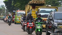 Terlihat truk-truk mengantre untuk melintas. 