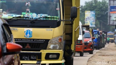 Harap Sabar, Perlintasan Rel di Cisauk Bikin Macet